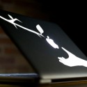 Einen leuchtenden Apfel kann ja jeder auf seinem MacBook haben, dachte sich Victor van Doorn. Also beschloss er, sein MacBook ein wenig zu personalisieren. Dies gelang ihm zunächst in sofern, das er erst mal die Wlanantenne an seinem MacBook zerstörte. Nichts desto trotz blieb er am Ball und designt nun auf Kundenwunsch individuelle Apfel-”Deckel”. Jemand mit Laserschneider und technischem Geschick, der es schafft, das MacBook so zu zerlegen dass es im Nachhinein auch wieder voll funktionstüchtig ist, wurde auch gefunden. Wer nun also zwischen 500 und 700 Dollar übrig hat um sich sein MacBook ein wenig optisch aufwerten zu lassen, kann diese also nun darin investieren. Je nach Design wird dann der individuelle Preis berechnet. Einziger Nachteil: sämtliche Garantieansprüche erlöschen mit dem “Umbau”. Fazit: nette Spielerei für Leute mit ein wenig Kleingeld. Bilderquelle und mehr Infos: HIER. Tweet