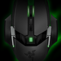 Die “vollkommenste aller Formen bei Mäusen”, so nennt sie Razer selbst. Dies soll daran liegen, dass man sie immer perfekt einstellen kann. Länge, Höhe und Form sind individuell anpassbar. Dazu kommen 8.200 DPI und eine entsprechende DPI-Umschalttaste, damit man in allen Situationen am Computer die richtigen Einstellungen hat. Darüberhinaus besteht die Möglichkeit, die Maus mit oder ohne Kabel zu nutzen. Gerade Gamern dürften die schnurlosen Mäuse bisher ein Dorn im Auge gewesen sein, wegen der schlechten Reaktionszeit. Aber auch hier verspricht Razer mit 1 Sekunde Besserung gegenüber den herkömmlichen Mäusen. Ganze 12 Stunden Nutzungsdauer bietet die Ouroboros ebenfalls ohne Kabel. Mit Batterien wiegt der Nager 135 Gramm ohne 115 Gramm. Chef Robert Krakoff sagt: “Wir sind stolz darauf, heute unsere erste voll individualisierbare und anpassbare Maus für Links- und Rechtshänder vorstellen zu können, die zu jeder Handgröße und jedem Griffstil passt. Entwickelt für hervorragende Leistung und absolute Dominanz im Spiel, ist die Razer Ouroboros perfekt für alle Gamer, die nicht nur gewinnen, sondern ihre Gegner vernichtend schlagen wollen – egal ob bei einem FPS, RTS oder RPG.” Auf den Markt kommt die Razer Ouroboros Ende 2012 für ca. 130€. Bilderquelle und mehr Infos: HIER. Tweet
