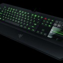 Ab September soll man die Deathstalker Ultimate Tastatur für rund 250€ käuflich erwerben können. Kein Schnäppchen also. Aber was ist an der Tastatur so besonders? Was kann sie mehr als jede andere Tastatur mit normalen Buchstaben- und Zahlen- oder Sondertasten? Die Deathstalker Ultimate bekommt einen 4 Zoll Touchscreen, auf dem Widget Apps funktionieren sollen. Die Hintergrundbeleuchtung soll sich in verschiedenen Farben regeln lassen, ein Touchpad mit Gestenunterstützung ist mit dabei, die Anschläge werden mit 1.000 Hz abgefragt, was es ermöglicht, bis zu 10 Tasten gleichzeitig zu drücken. Die Tasten des Eingabegeräts lassen sich ebenfalls programmieren. Aber ist es ein Touchscreen allein Wert, das man für ihn rund 150€ ausgibt? Denn ohne ihn soll die Tastatur “nur” 80€ kosten. Entwickler, die die Meinung mit Razer teilen, dass Apps für die Spielewelt kostenlos sein sollen, können sich bei Lust und Laune gerne als Entwickler bewerben. Tweet
